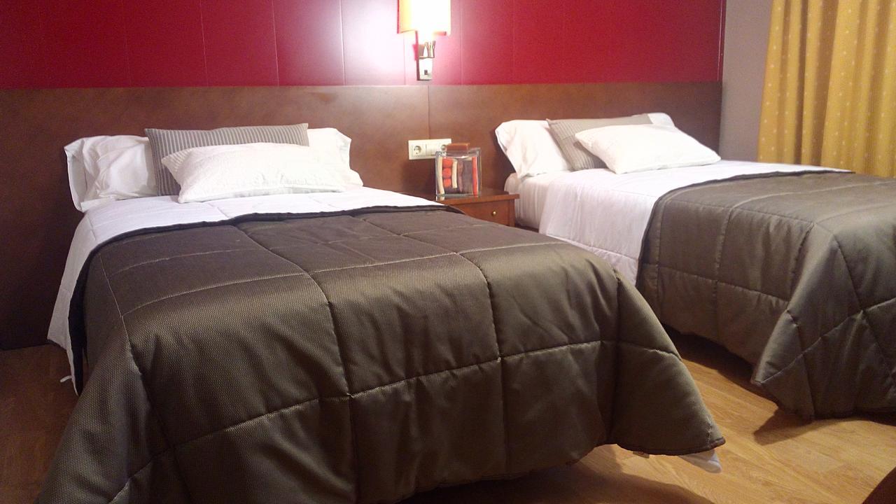 Hotel Avenida Requena Exteriör bild