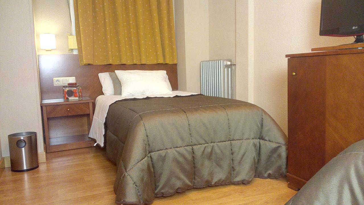 Hotel Avenida Requena Exteriör bild