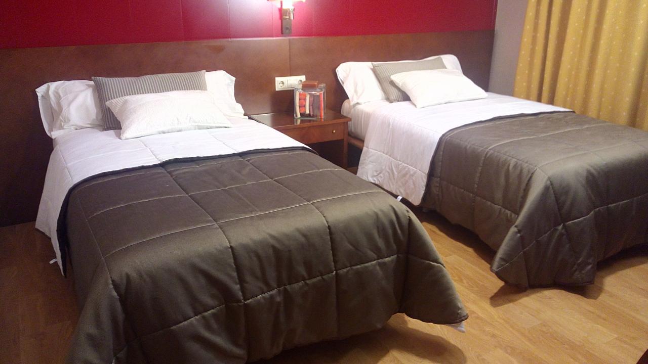 Hotel Avenida Requena Exteriör bild